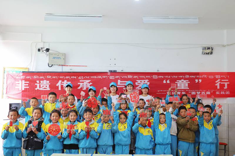 vGji_1690391239011057854.jpg 12.图为志愿者与小朋友合照.jpg