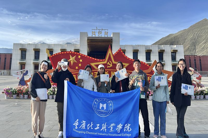 wnmr_1690391844593015899.jpg 3.图为老师与西藏籍毕业生合影留念.jpg
