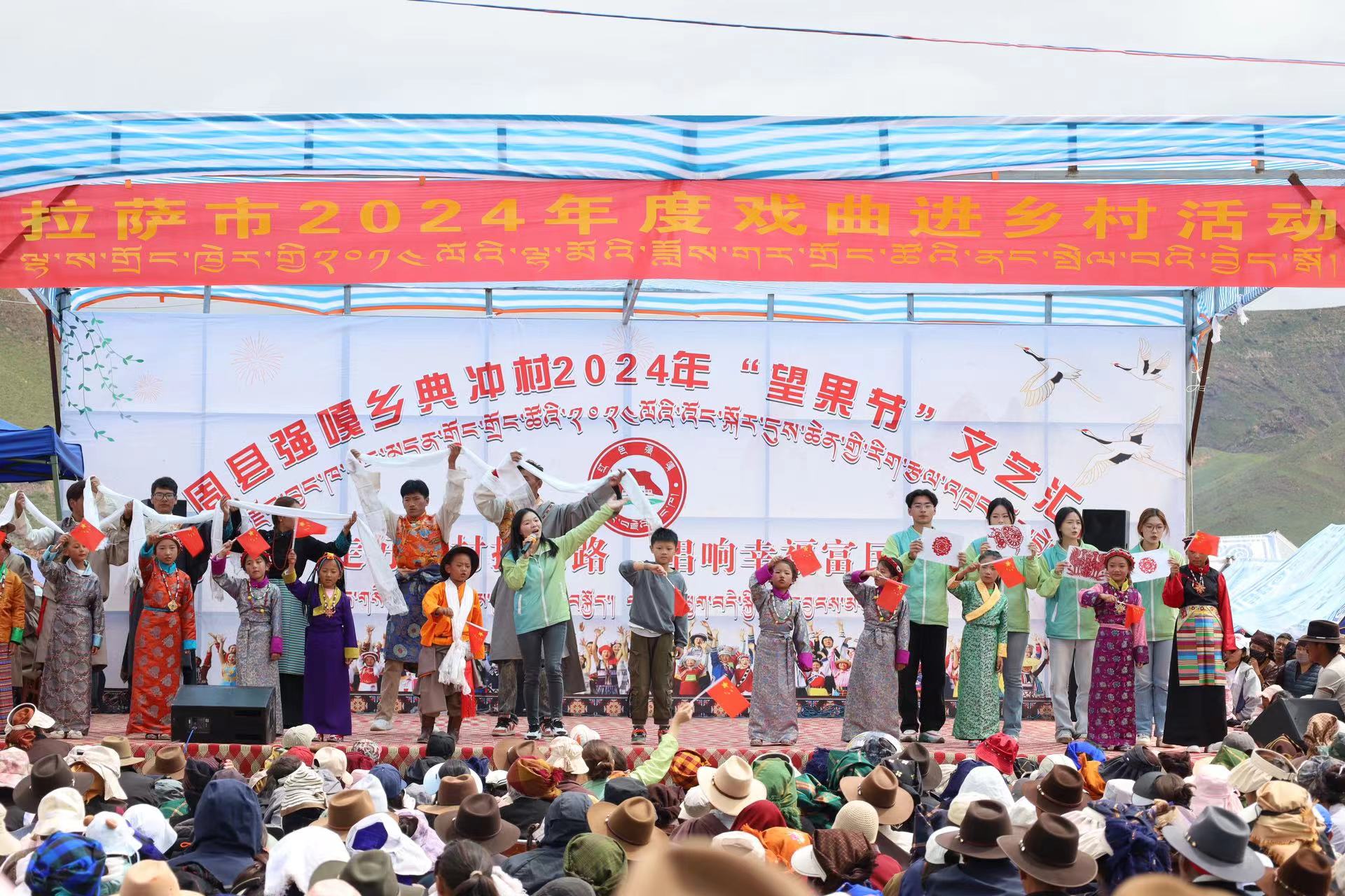 7.图为团队师生与小朋友齐唱《爱我中华》.jpg 7.图为团队师生与小朋友齐唱《爱我中华》.jpg