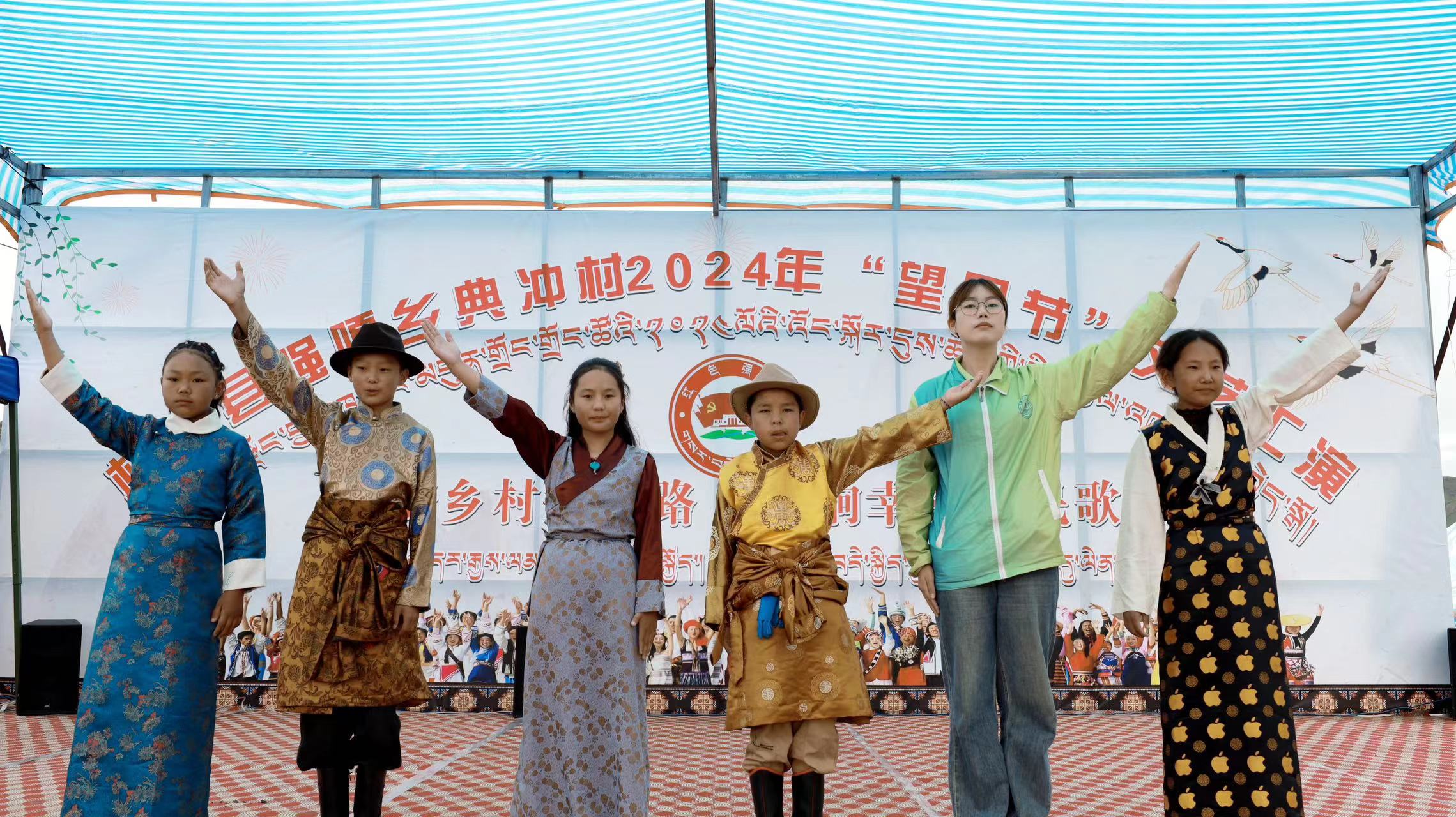8.图为团队成员与小朋友朗诵《中国话》.jpg 8.图为团队成员与小朋友朗诵《中国话》.jpg